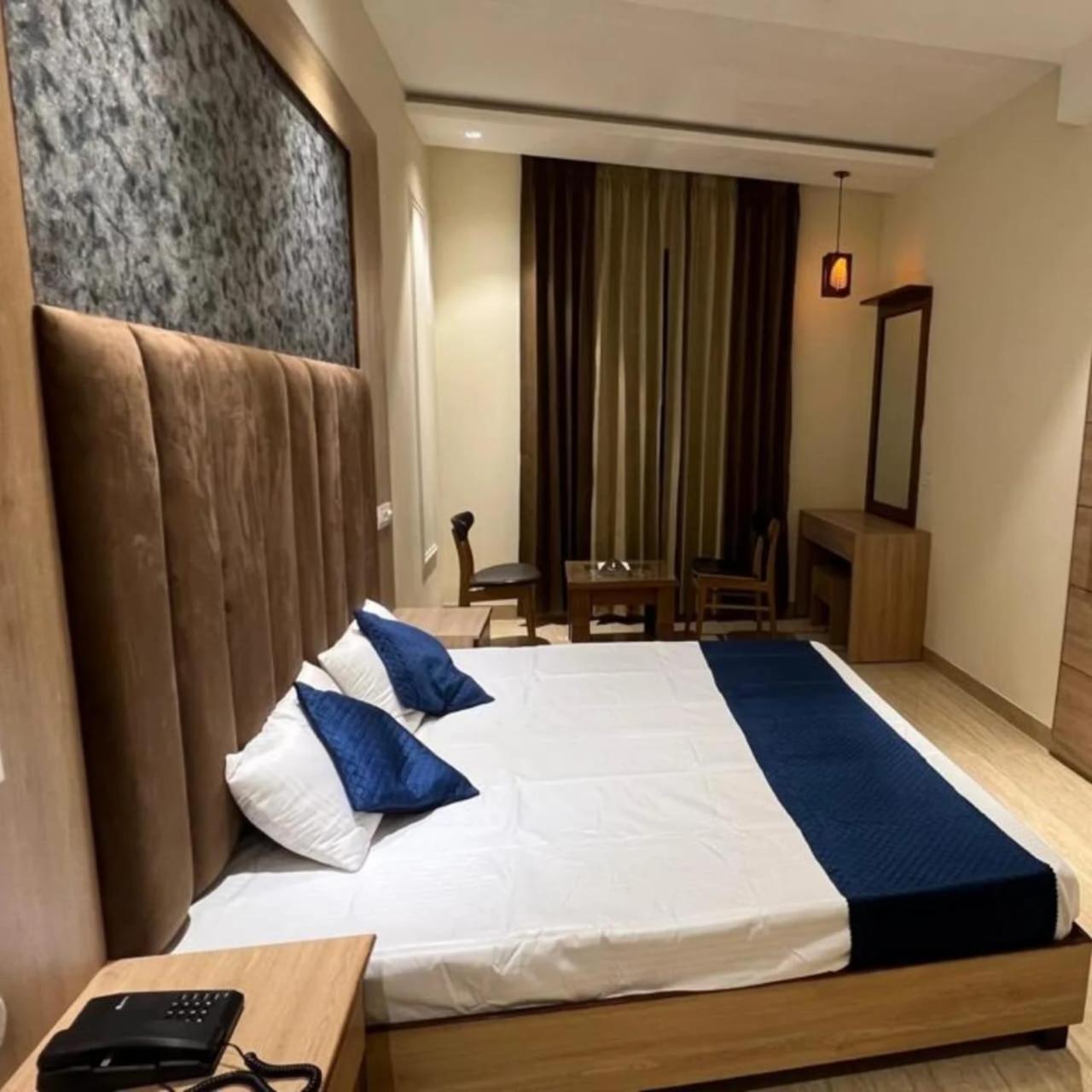 The Hotel Soho Zirakpur Exteriör bild