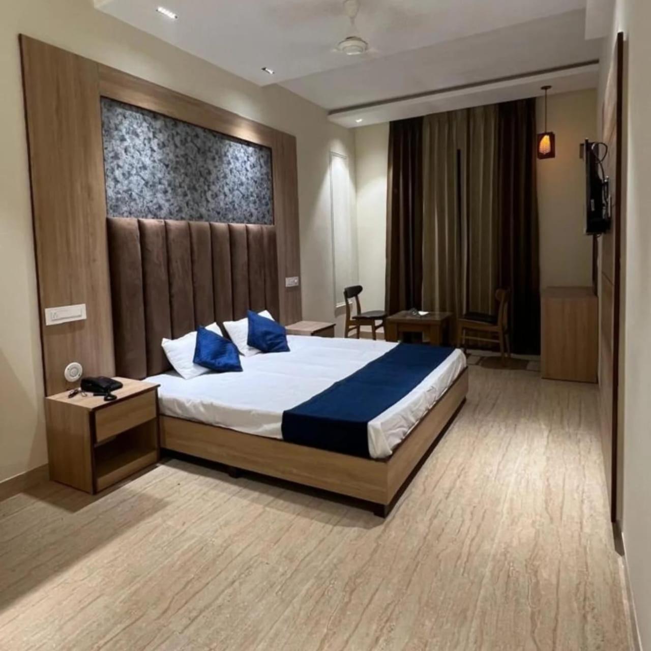 The Hotel Soho Zirakpur Exteriör bild